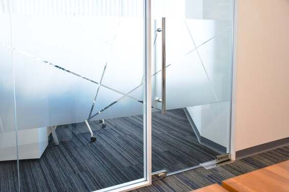 Pellicole per vetri privacy di un ufficio