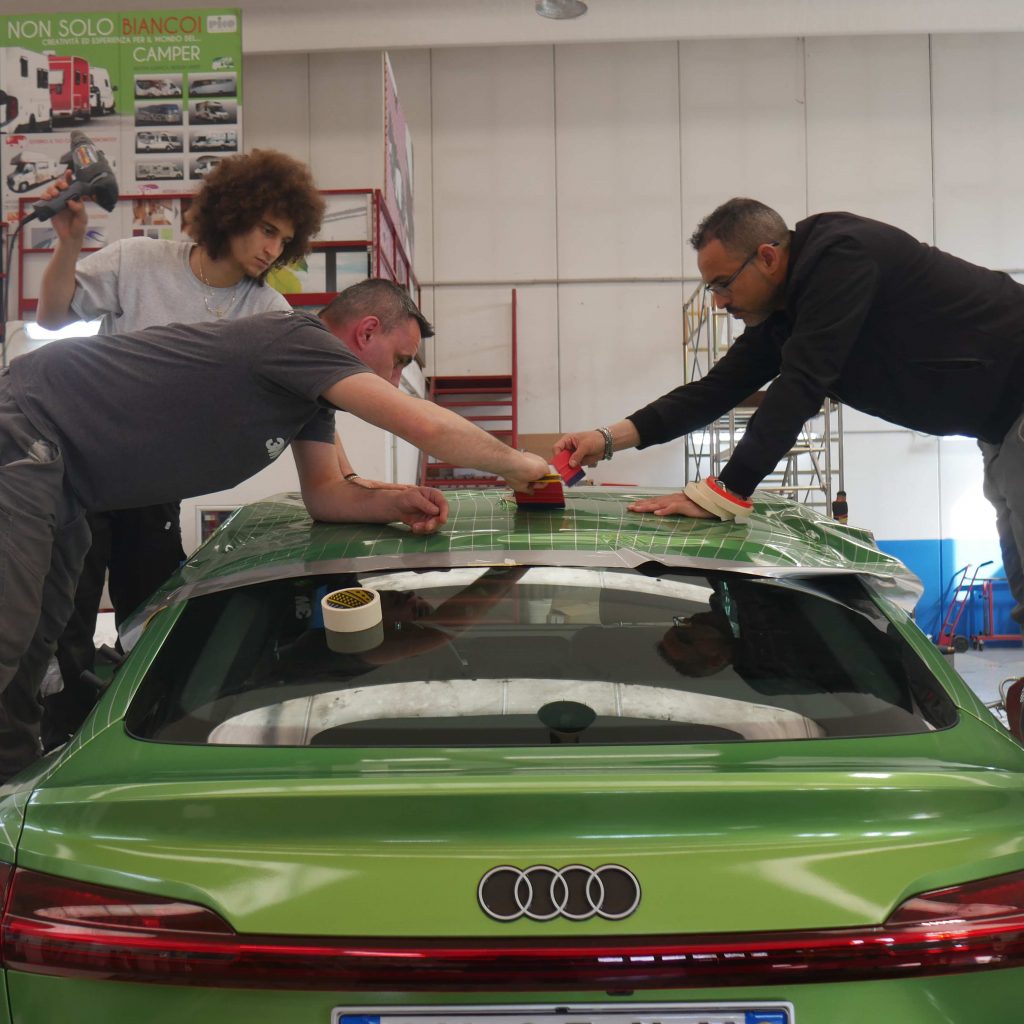 Wrapping tetto Audi Q8 Pico Design per Interni Magazine