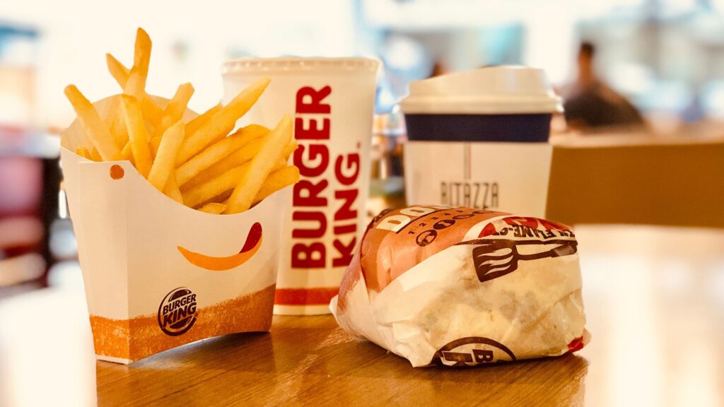 Un classico esempio di menù Burger King con hamburger, bibita e patatine